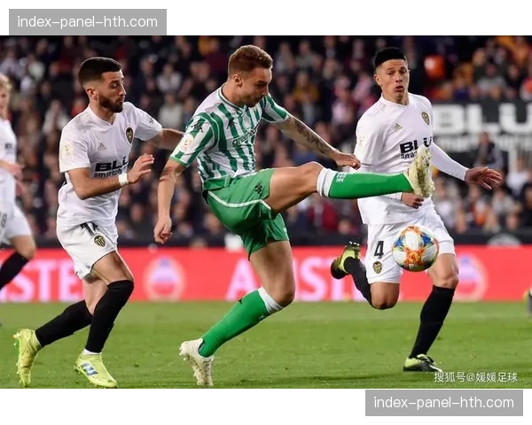 瓦伦西亚对阵塞尔塔，大雨导致皮球严重积水，比赛一度中断