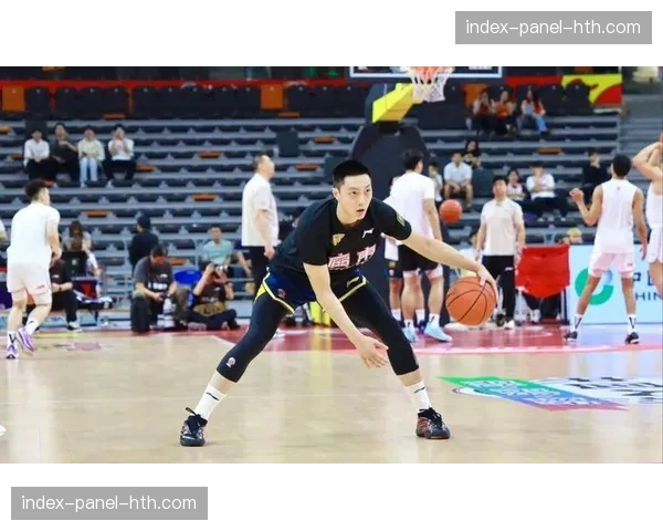 胡明轩突破后重摔在地，短暂治疗后坚持比赛